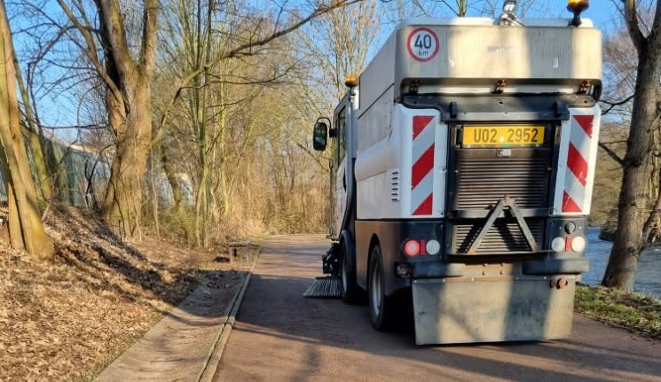Víte, že......se 100 kilometrů cyklostezek se samo neuklidí a neposeče?
