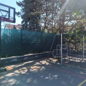 SMS zajistilo opravu rozlámané obroučky koše na basketbal, a dosypání zátěže do závaží konstrukce, p