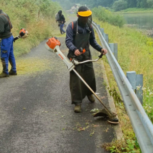 Hůře přístupná místa – jako jsou svahy, okraje stezek nebo úseky v blízkosti vodních toků – jsou udr