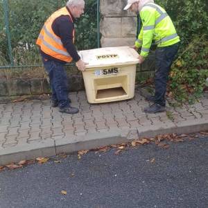 Středisko městských služeb Děčín rozmisťuje nádoby na sůl .