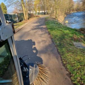 Odstranění nečistot a posypového materiálu výrazně Zvyšuje bezpečnosti cyklistů a přispívá k vytvoře