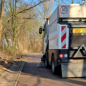 Nasazení zametacího vozu zajišťuje efektivní a plošné čištění chodníků a cyklostezek na profesionáln